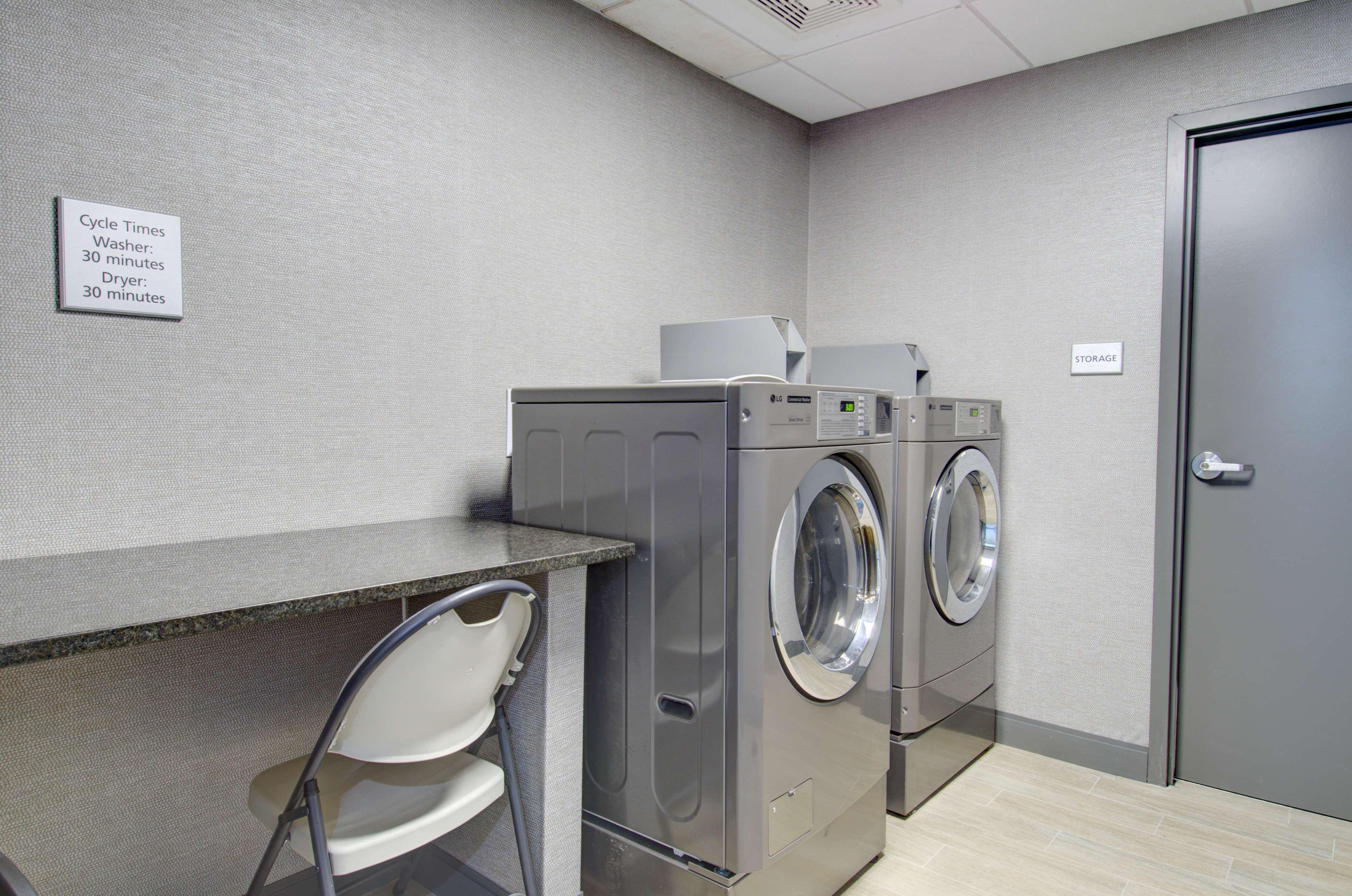 Hampton Inn & Suites Portland West Екстериор снимка